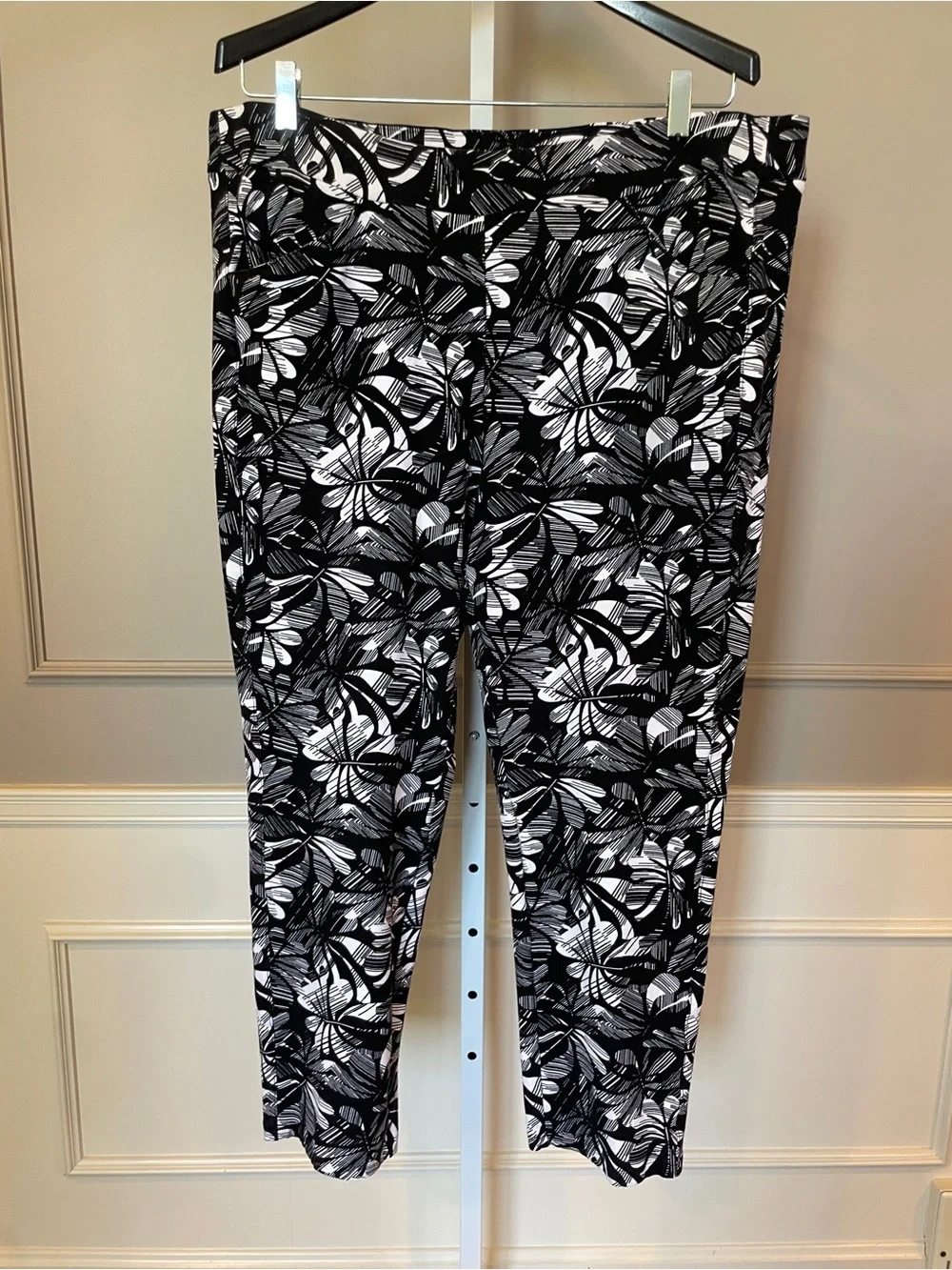 Chico's Travelers 3 / 16 Pants Black White Tropical Floral Casual Resortwear